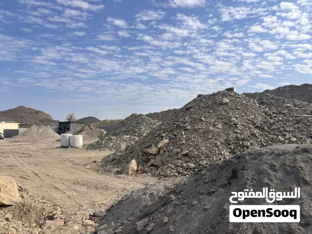 تربة صخرية تصلح لردم الأماكن المنخفضة