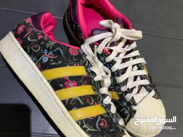 حداء رياضي عصري للنساء والرجال