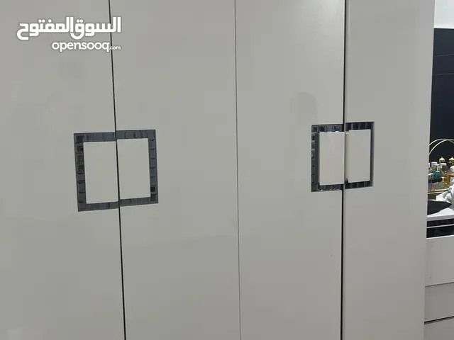 غرفة نوم ( سرير /خزانه / تسريحه / طاوله السرير )