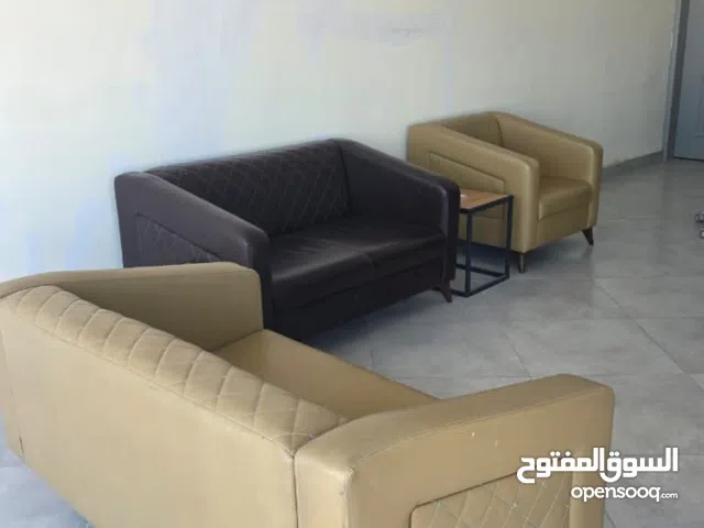 تخم 10 مقاعد نظيف جدا و مكتب و طاولات بحاله ممتازه