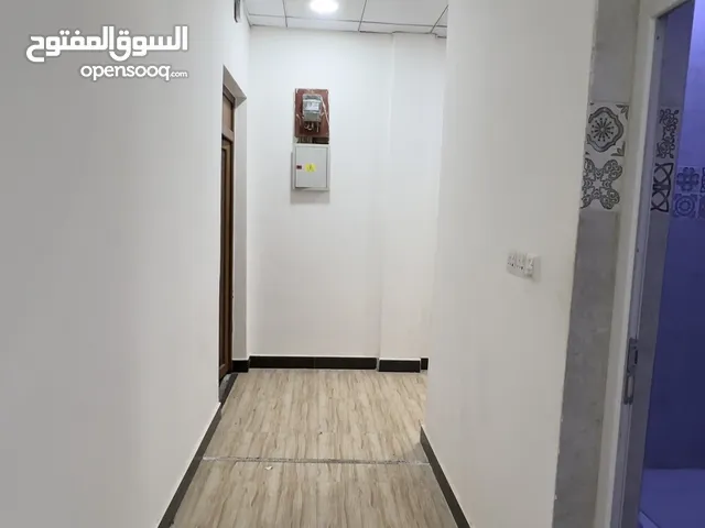 شقه للايجار في ابي الجوزي على الشارع العام السايدين تحتوي على ثلاث غرف وصاله ومطبخ