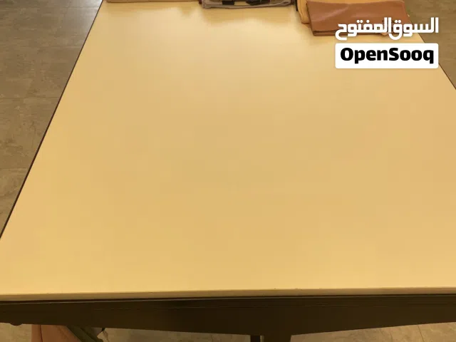 طاولة عرض للبيع