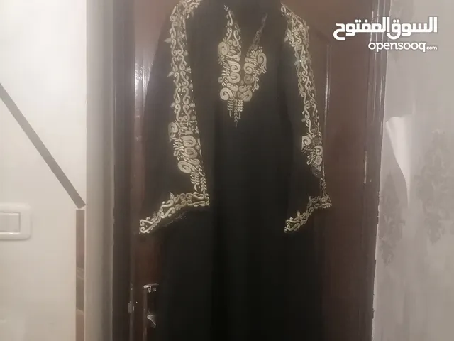 عباي سواد داكن مع تطريز ذهبي اماراتي