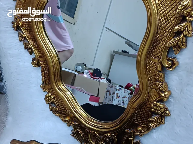 مرأة مع رف