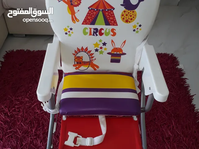 كرسي اطفال قابل للطوي شبه جديد غير مستعمل