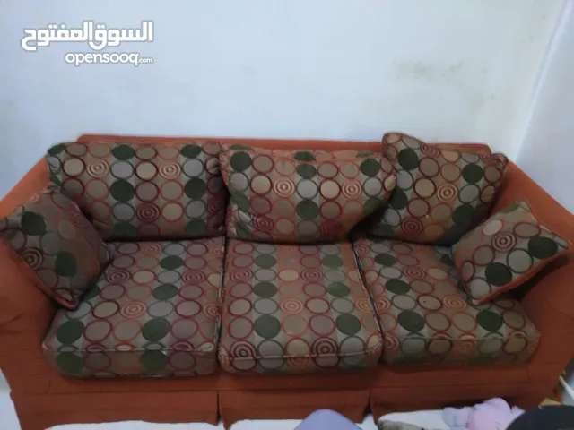 كنبتين كبار و كنبتين صغار بتصميم عصري بلون برتقال و هيكل مبطن و بالوسائد