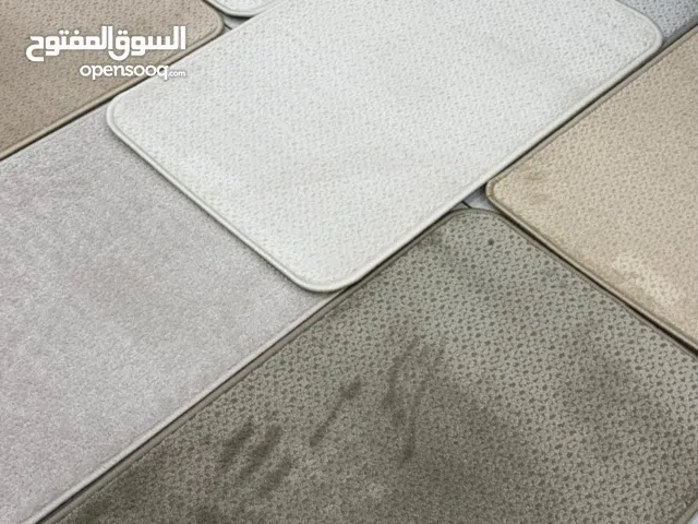 يوجد لدينا جميع انواع الموكيت والثيل الصناعي والفنيل وبلاط خاص للمكاتب والفنادق ويوجد بلاط مطاطي خاص