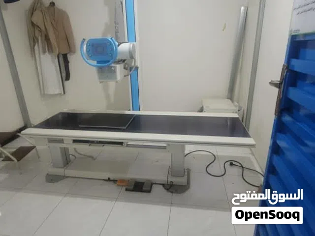 اشعه كوري 500امبير شبه جديد ثابت مع الطاولة والإستاندوجريد محسن