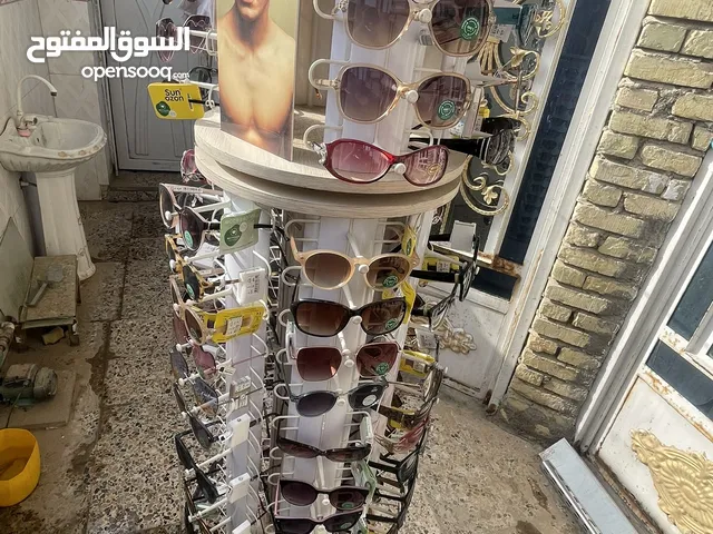 معرض مع نظارات