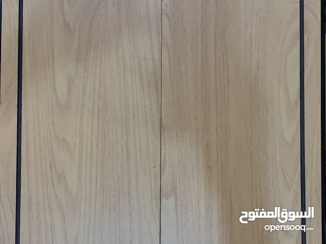لوحة رمي سهام في خزانة خشبية فاخرة