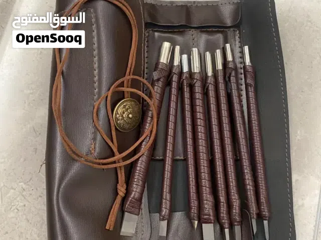 مجموعة أدوات نحت يدوية مكونة من 8 قطع، مصممة للنحت على الحجر، الخشب، أو المعادن الخفيفة.  تتميز الشف