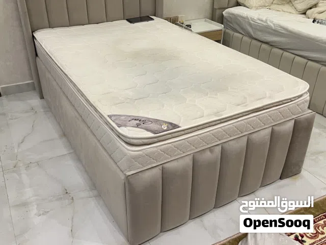 للبيع سرير معه الفرش نضيف مستخدم فقط 15 يوم