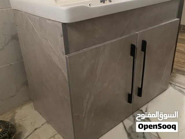 مغسله مع خزانة بسعر مغري للبيع