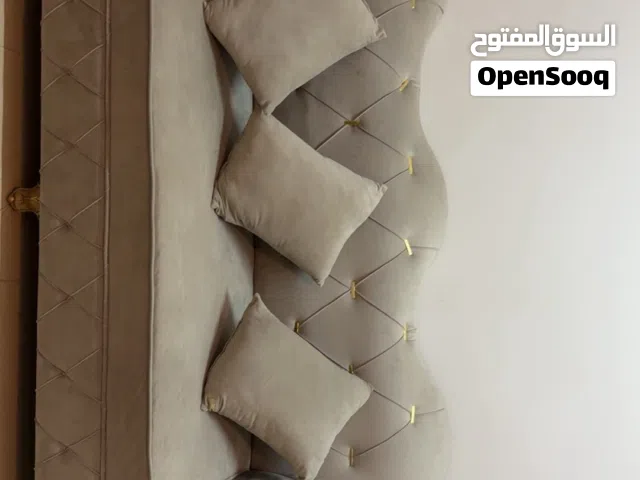 كنبه على السوم ثلاثه قطع كبير واثنين صغير