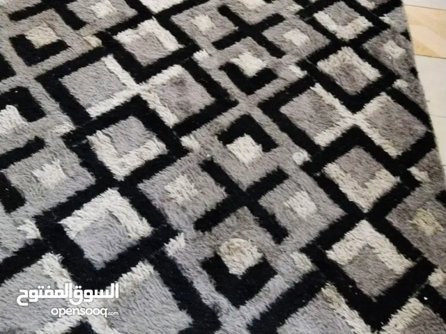 سجاده بحاله جيده جدا جدا فرو تركي ...ومعا سجاده لممر اضافيه ودعاسه بنفس اللون