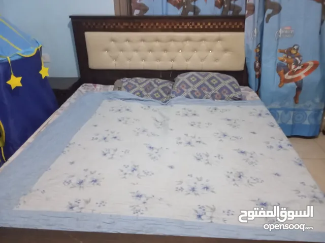 غرف نوم مستعمله بحالة جيدة مع خزانة أخرى