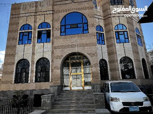 للايجار فله دورين وبدروم والثالث مبني نص حجر بيضا ب 1300 دولار في عصر حاجه ملكي لوكس سرميك حوش واسع