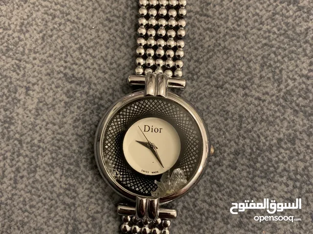 للبيع ساعه ديور سويسريه اصليه بس زجاج مكسور يتبدل عند محل ساعات مكينه شغاله وحلوه بلبس ماركتها ديور