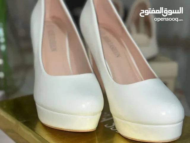 هيلز مستعمل بحالة الجديد ملبوس مرة وحدة فقط