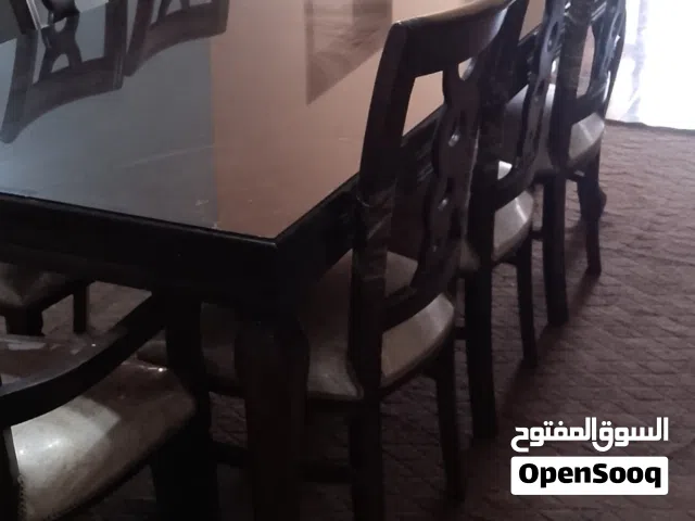 طقم سفرة 8 مقاعد بحالة ممتازة للبيع بسعر مغري
