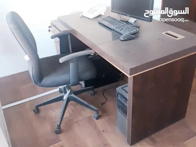 اثاث مكتب مكون من كراسي وطاولات ومكتبه