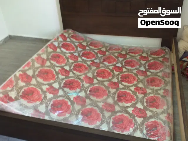 تخت مجوز شبه الجديد للبيع