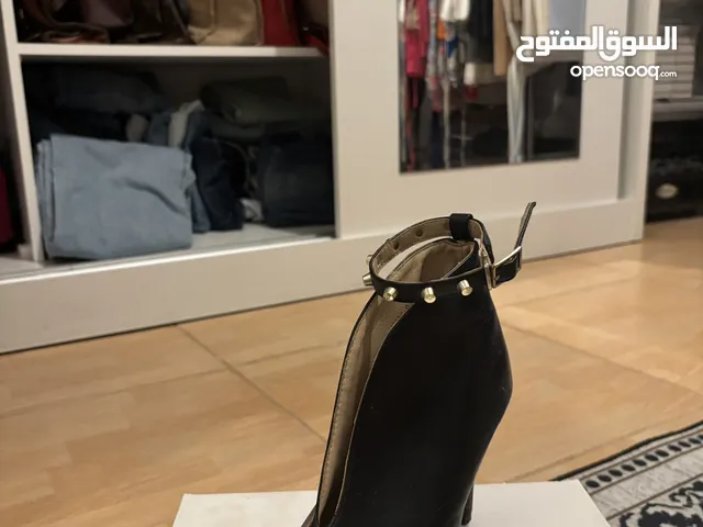 احذيه مستعمله مره واحده
