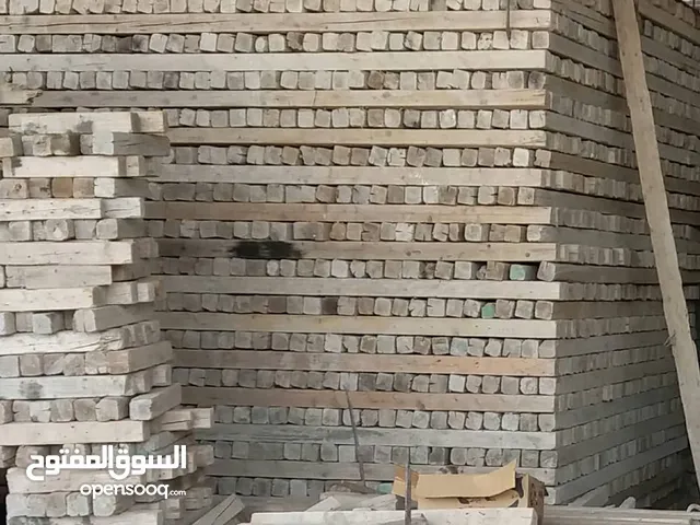 خشب سويدي شبه جديد للبيع وجاكات وقمط حديد وسقائل وكل ما يلزم المقاولين