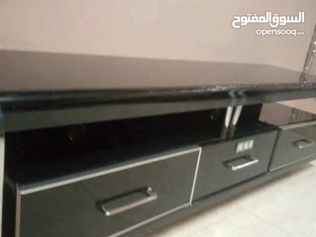 طاولة ديكور للشاشة لون اسود لامعة مستعمله بحالة الوكالة للبيع