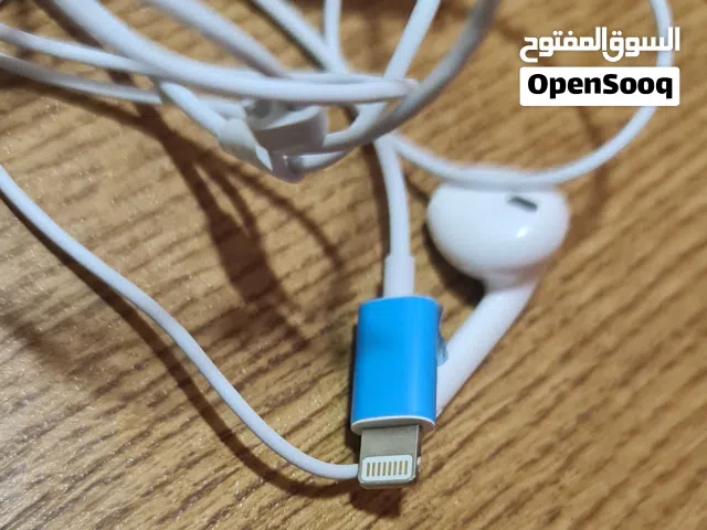 سماعات ايفون اصلية من كرتونه بحال الوكالة غير مستعملة