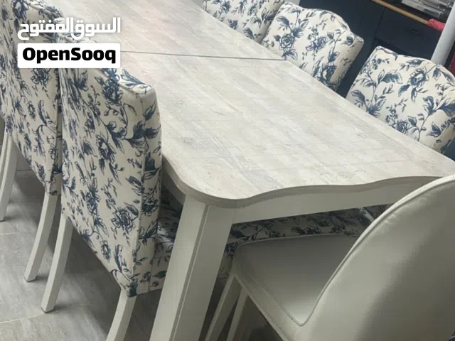 طاوله طعام فاخره قابله للتكبير بجودة ممتازه استعمال خفيف