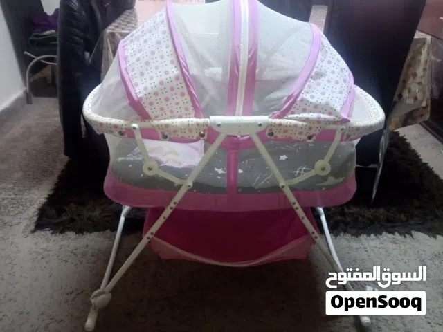 تخت بيبي بنوته بحاله جيده جدا للبيع