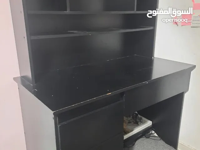 مكتب لون أسود مستعمل بحالة الجديد مع جوارير عدد 3 و رفوف عدد 6 بدون مشاكل ( خشب ثقيل ) نوعية ممتازة
