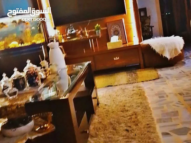 حوض سمك زجاج مع قاعدته ومع كافة ادواته ومعداته