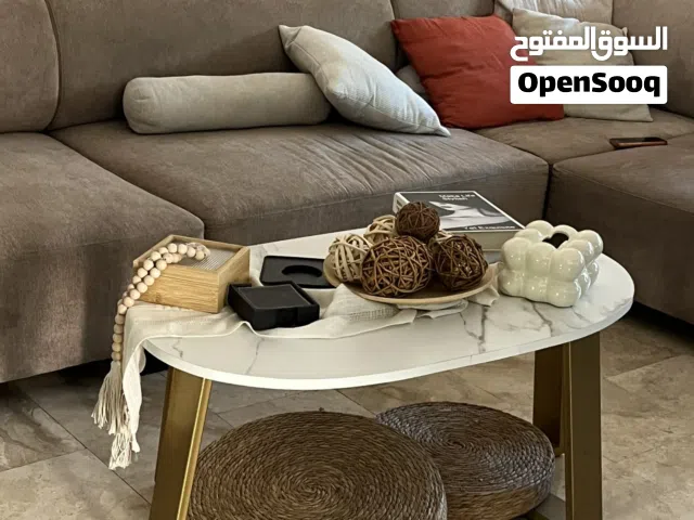 طاوله تلفزيون وطاوله بالنص للبيع مستعجل