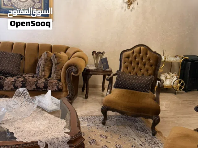 طقم صالون مع طقم طاوله وسط مع طاولة سفره و بوفيه مع مراي و بوفيه للعرض