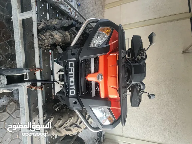 المركبة الظاهرة في الصور هي CFMOTO CForce 800 وهي دراجة ATV رباعية الدفع (All-Terrain Vehicle)