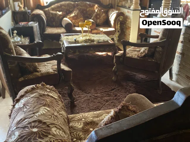 طقم كنب مصري تفصيل وليس تجاري  مع  طاولة مصري كبيرة  مع الستاير مع 3 طولات صغار
