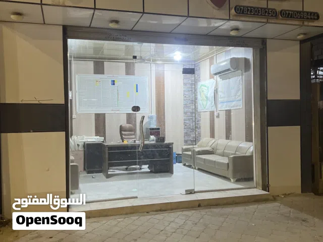 محل للايجار العنوان الزبير شارع المحكمه الجديده  مع واجه جام وباب كبنك واثاث مكتب وتبريد جاهز