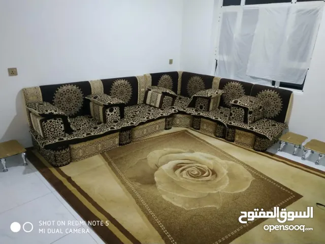 مجلس عربي 4 متر ارتفاع 25 شاملا السجادة و 3 طاولات