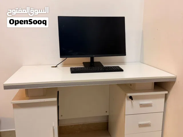 مكتب حديث مع أدراج نظيف وجاهز للاستخدام Modern home office desk with drawers clean ready to use