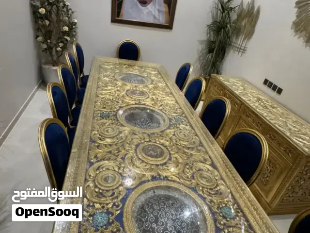 غرفه طعام 14شخص طولها اربع امتار وعرضها متر وعشرين سانتي كريستال وخشب زان اصلي