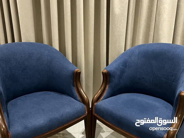 كرسي كلاسيكي باللون الأزرق