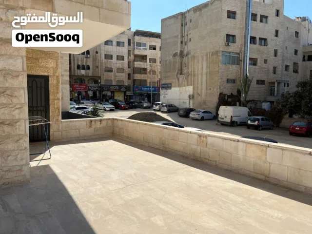 شقة ارضية للايجار السنوي بحالة ممتازة جداً تم سكن فيها من قبل مستأجرين مرة واحدة فقط مع سوق متكامل