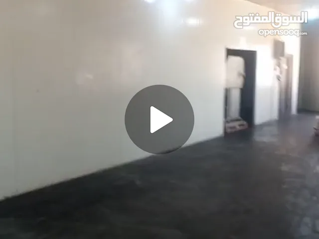 قاعه صناعيه للصناعات الغذائيه ومواد التجميل مجهزه للعمل مساحه 500 متر