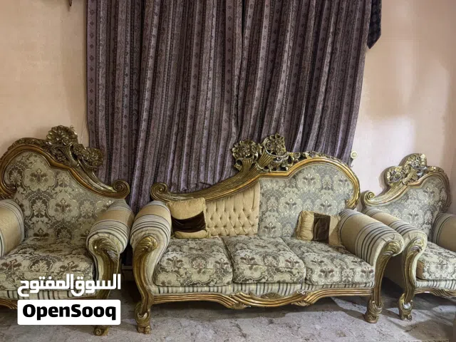 اثاث مصري للمجلس للبيع طقمين الطقم الذهبي ل 18 شخص والطقم الاحمر ل 11 شخص وايضاً توجد3 طاولات سيرامي