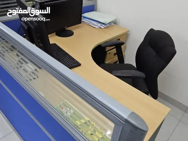 اثاث مكتبي متنوع بحالة ممتازة وبسعر مغري