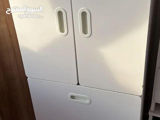 خزانة و كومندينا و2 تخت خشب استعمال خفيف اي شبه مستعمل