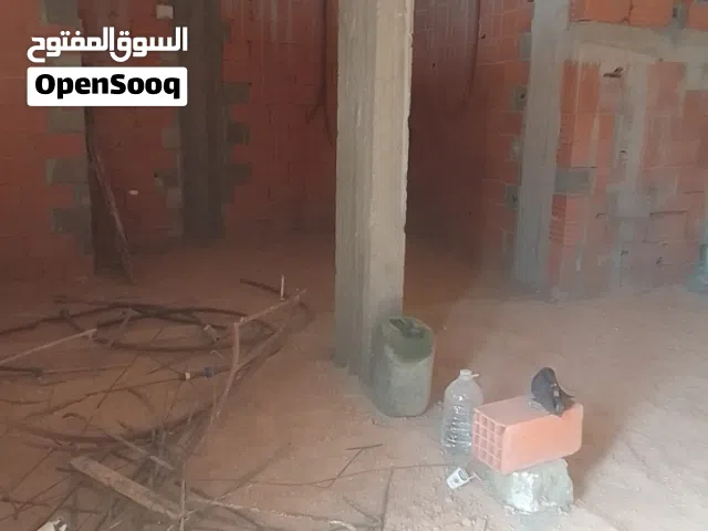 مكتب خدمات عقاريه او مخزن صغير حوالى 80 متر  يوجد به حمام المهم يكون اقل حركه للبشر والمحلات أو غير