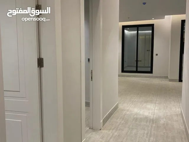 شقة للايجار الرياض حي العارض مكونة من ثلاث غرف وصاله ومطبخ وثلاث حمامات مودرن مجلس مفتوحة على صالة